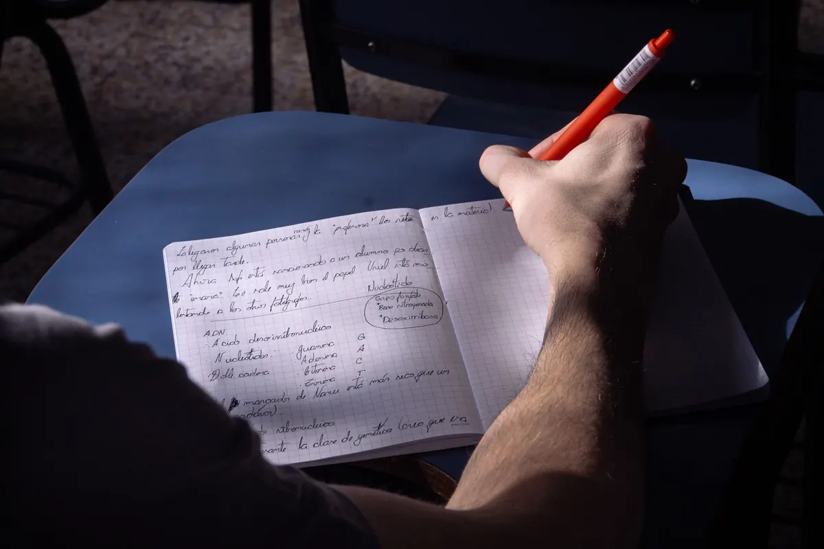 How to Write a Creative Bio for Your Portfolio in British English
